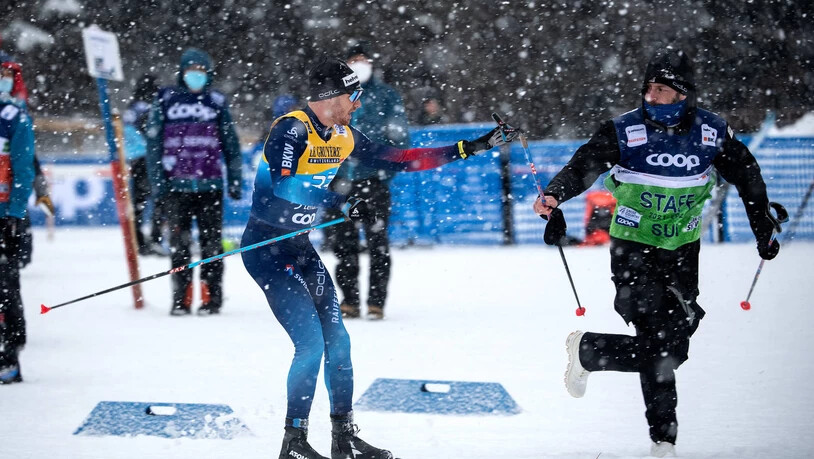 Dario Cologna wird bei schwierigen Bedingungen nicht das Wetter sondern ein Stockbruch zum Verhängnis.