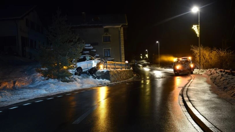 Mitten in der Nacht: Das Auto kollidierte in Surava mit einer Mauer und einem Bündnerzaun und kommt neben einem Haus zum Stillstand.