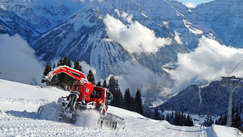 Alleine auf weiter Flur: Ein Pistenfahrzeug darf nicht mit Skifahrern gleichzeitig unterwegs sein.