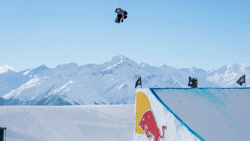 Snowboarder aus aller Welt eröffnen die Show.