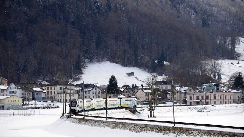 Ein Kiss-Doppelstockzug von Stadler Rail hält auf der 1879 eröffneten Bahnstrecke kurz vor dem Bahnhof Schwanden an ...
