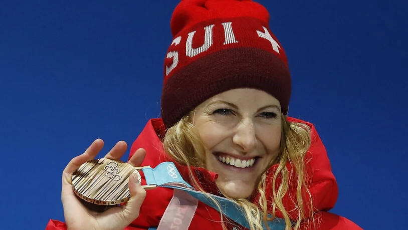 Fanny Smith, im Bild mit Olympia-Bronze von Pyeongchang 2018, will in einem Monat auch in Peking auf dem Treppchen stehen.