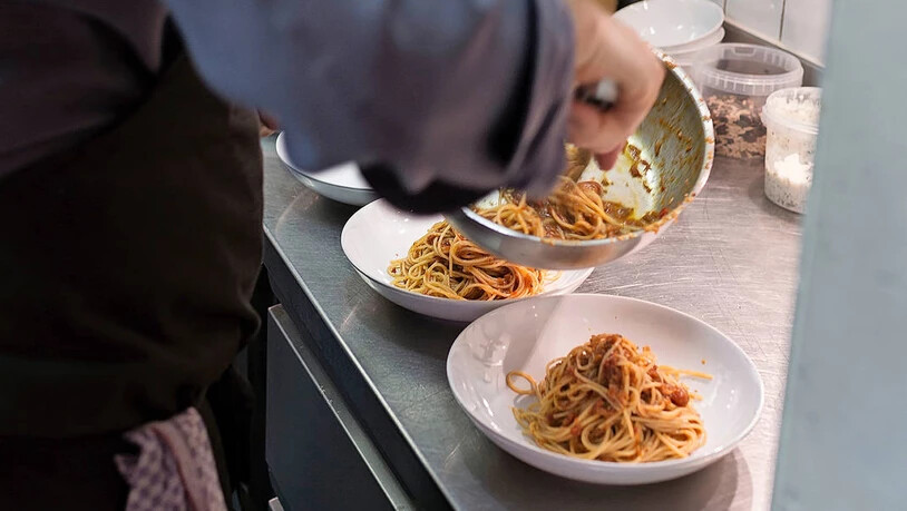Saubere Arbeit macht Appetit: In einer professionellen Küche werden Speisen für den Service angerichtet. 