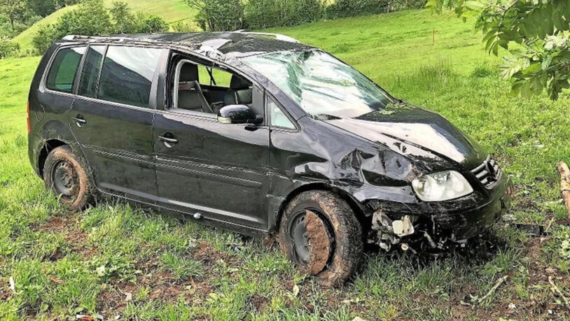 Aufgeflogen: Nicht mysteriöse Räuber sind mit dem Auto verunfallt, sondern die Halterin selber.