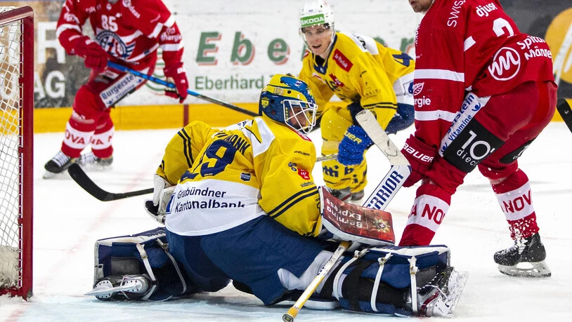 Stets Herr der Lage: HCD-Goalie Sandro Aeschlimann lässt sich von den Lakers nicht bezwingen und wehrt in dieser Szene gegen Emil Djuse ab. Stets Herr der Lage: HCD-Goalie Sandro Aeschlimann lässt sich von den Lakers nicht bezwingen und wehrt in dieser Szene gegen Emil Djuse ab.