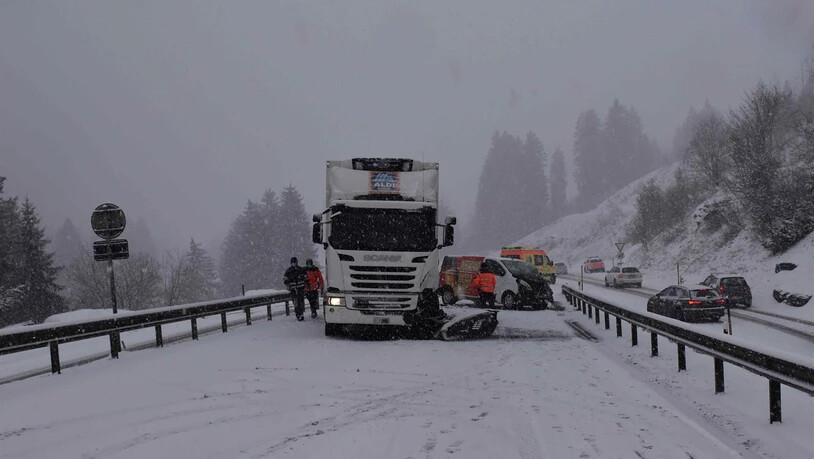 Kein Halt mehr: Der Lieferwagen geriet nach dem Tunnel Prau Pulté auf die Gegenfahrbahn.