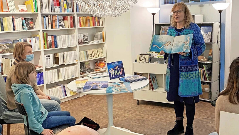 Weil die Autorin krank war: Baeschlin-Verlagsleiterin Gaby Ferndriger präsentiert Cecilia Scorzas Kinderbuch «Wie kam der grosse Bär an den Himmel?».