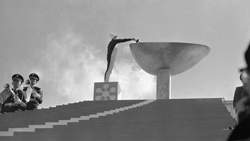 Der Schüler Hideki Takada entzündet die Flamme