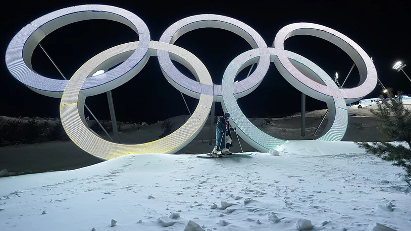 Marco Tadé posiert vor den olympischen Ringen. Der Tessiner nimmt in Peking erstmals an Olympischen Spielen teil