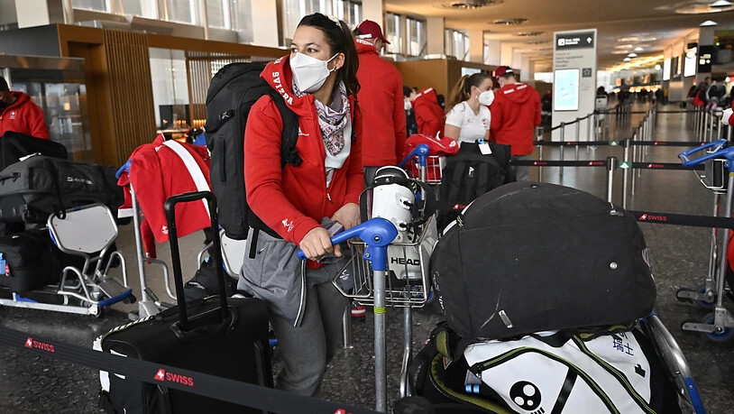 Wendy Holdener trägt zusammen mit Hockey-Profi Andres Ambühl die Schweizer Fahne
