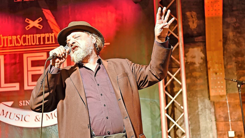 Am 30. Oktober 2021: Endo Anaconda begeistert das Publikum im Güterschuppen bei seinem letzten Auftritt in Glarus. 