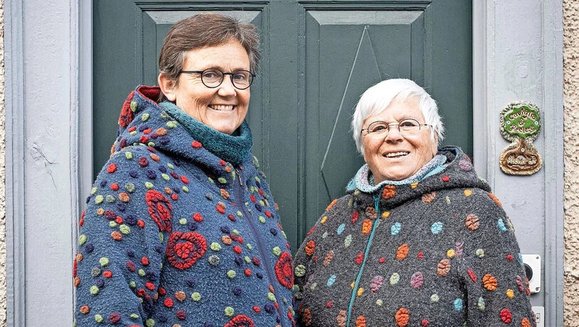Sylvia Peeters-Wuigk und Angela Caviglia vor dem Atelier 64 in Glarus.