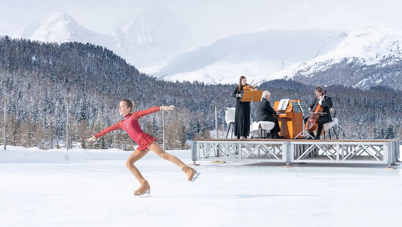 Gelungener Auftakt: Livemusik zum Eislauf von der Camerata Engiadina mit Flurina Sarott (Geige), Daniel Bosshard (Klavier) und Matthieu Gutbub (Cello).