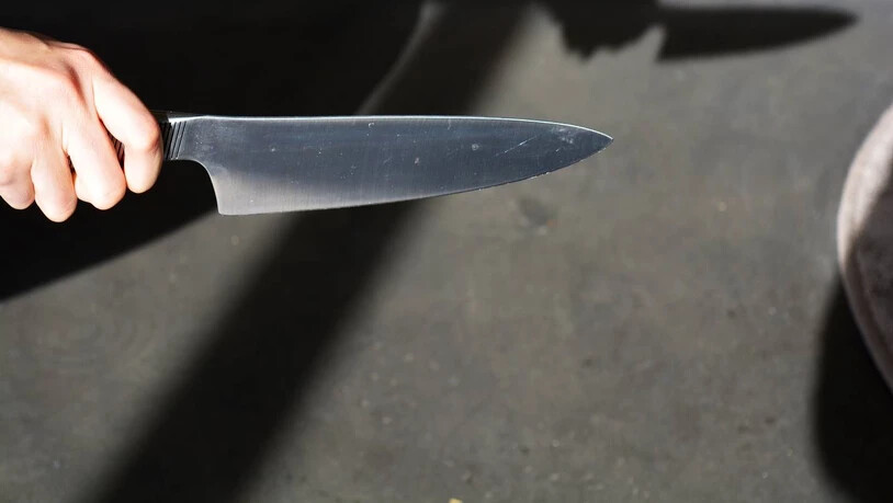 Auch eine gefährliche Waffe: Mit einem massiven Küchenmesser attackiert eine 35-Jährige ihren Freund nach einem Streit.