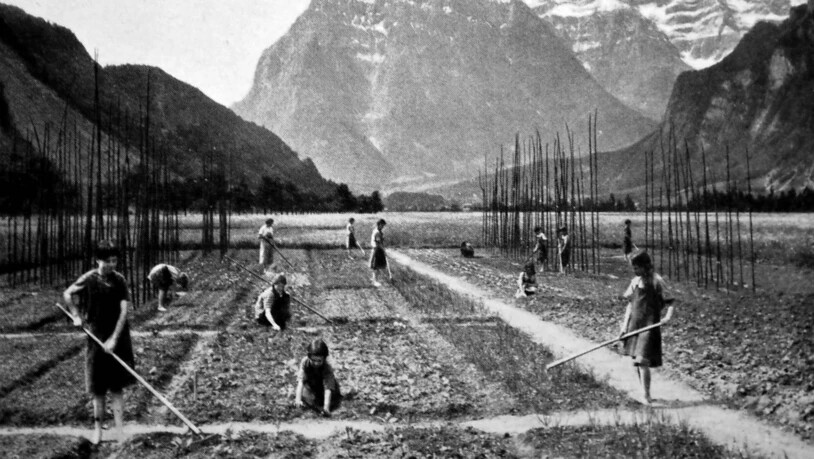 Zwangsplatziert im Heim statt in der Familie: In der Mädchenerziehungsanstalt Mollis arbeiten um 1930 Kinder für die Selbstversorgung des Heims mit Gemüse.