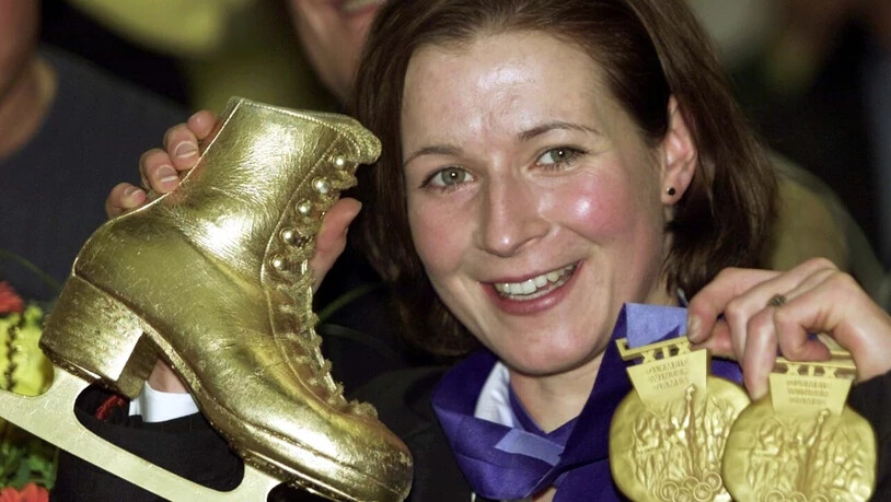 Claudia Pechstein mit zwei ihrer fünf Olympia-Goldmedaillen (Archivbild/2002)