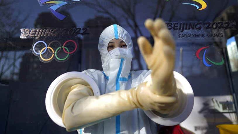 Ein Mitarbeiter der Olympischen Winterspiele in Peking bereitet sich darauf vor, einen Coronatest durchzuführen. 