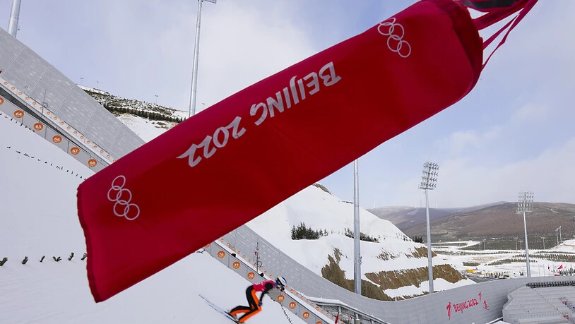 Auch im Skisprung-Stadion windet es. Nur mit Glück konnte der erste Wettkampf durchgeführt werden
