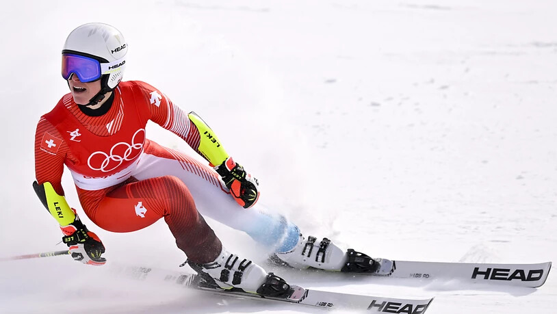 Lara Gut-Behrami blickt im zweiten Lauf kurz nach der Zieldurchfahrt zur Anzeigetafel - und sieht, dass sie die Führung übernimmt