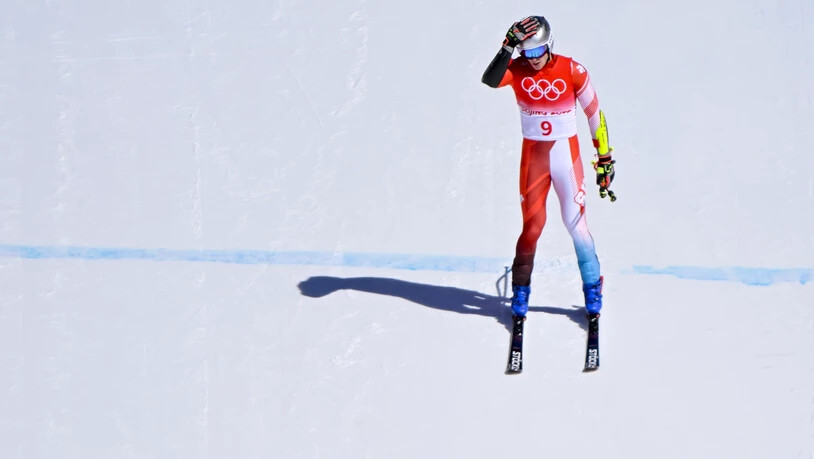 Marco Odermatt greift sich nach seinem Ausscheiden im olympischen Super-G an den Kopf