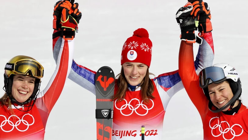 Olympiasiegerin Petra Vlhova wird umrahmt von Katharina Liensberger (links) - die Slalom-Weltmeisterin aus Österreich holte sich Silber - und Wendy Holdener
