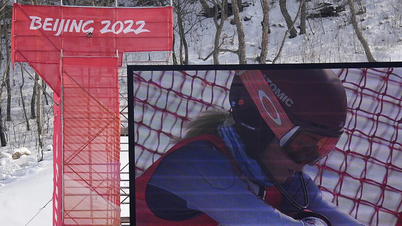 Mikaela Shiffrin sitzt nach ihrem neuerlichen Blitz-Ausscheiden enttäuscht im Schnee