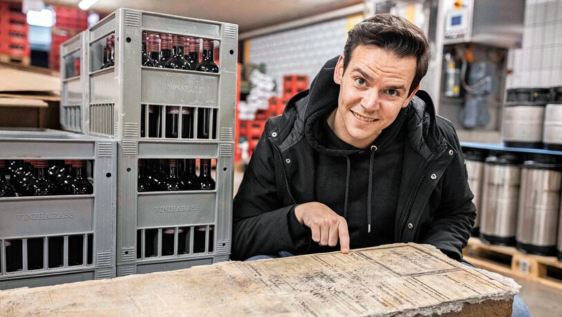 Zeitzeugen: Mathias Oeschger vor dem zeitungsbeschichteten Sockel, auf dem die Biertanks standen.