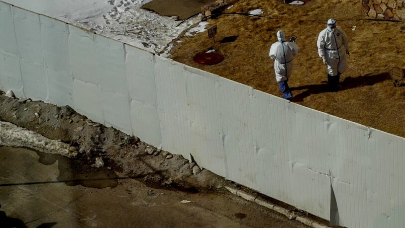 Kilometerlange Zäune mit Sichtschutz umgeben das Olympia-Gelände, oder besser gesagt: die Olympia-Blase