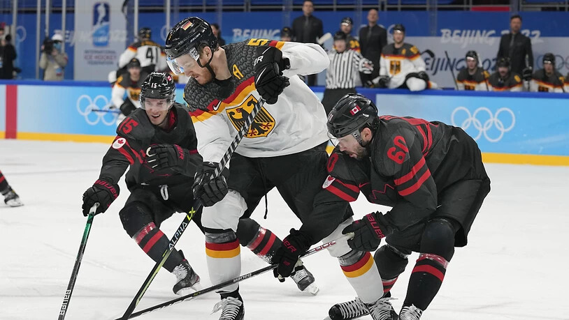 Kein Durchkommen für Deutschlands Korbinian Holzer gegen zwei Kanadier