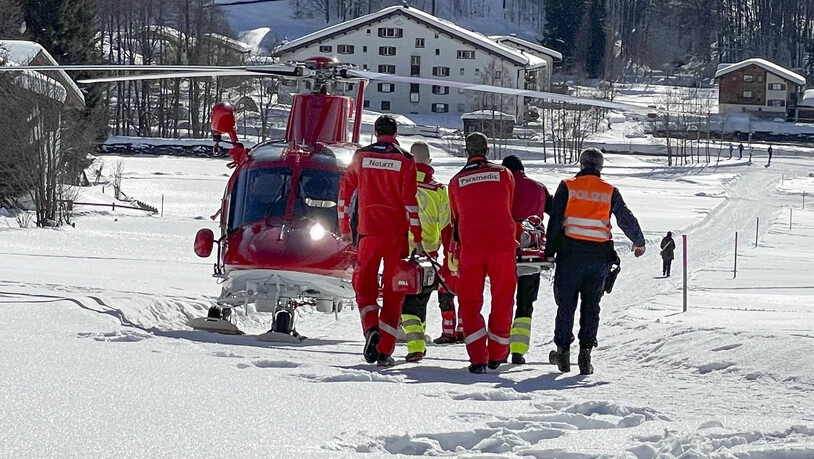 Mehrere Polizisten und Rettungskräfte waren vor Ort, um den Verletzten zu versorgen. 