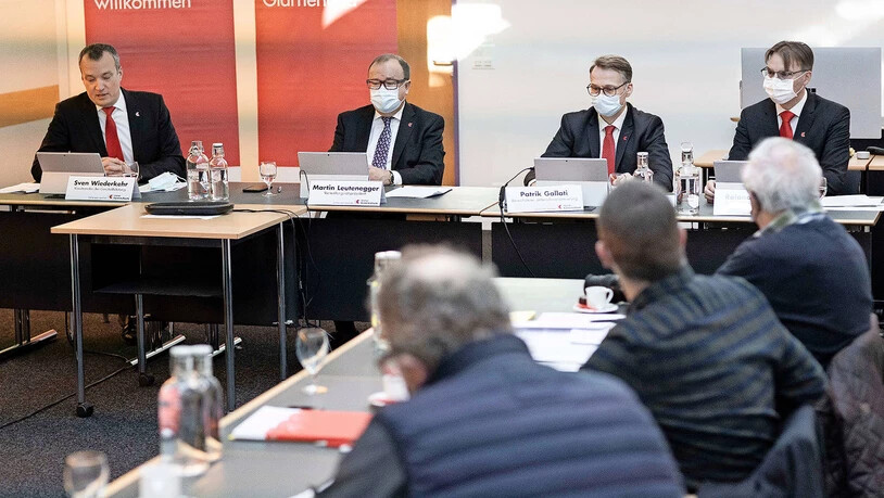 Sie informieren an der Bilanz-Medienkonferenz am Hauptsitz in Glarus und über eine Konferenzschaltung auch virtuell: Sven Wiederkehr (links) ist CEO der Glarner Kantonalbank, Martin Leutenegger (Zweiter von links) GLKB-Verwaltungsratspräsident.