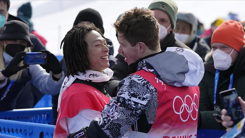 Der abtretende Superstar Shaun White (rechts) und der neue Olympiasieger Ayumu Hirano aus Japan