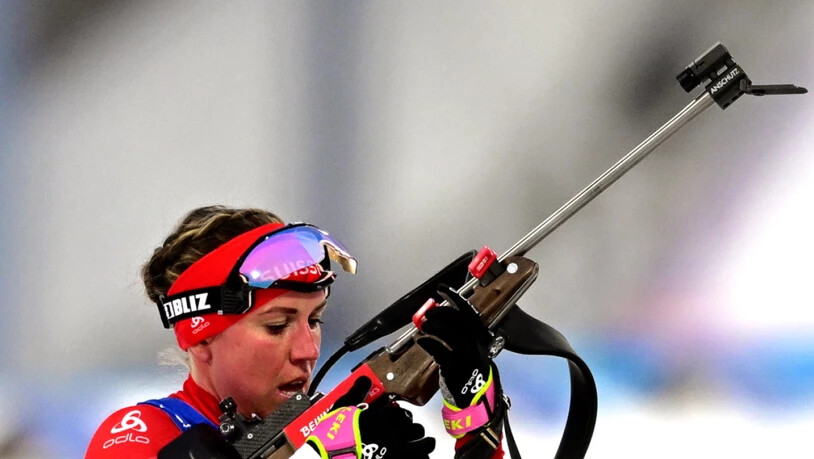 Lena Häcki führt  - wie vorgeschrieben - das Magazin erst vor unmittelbar vor dem Schiessen in die Waffe ein.