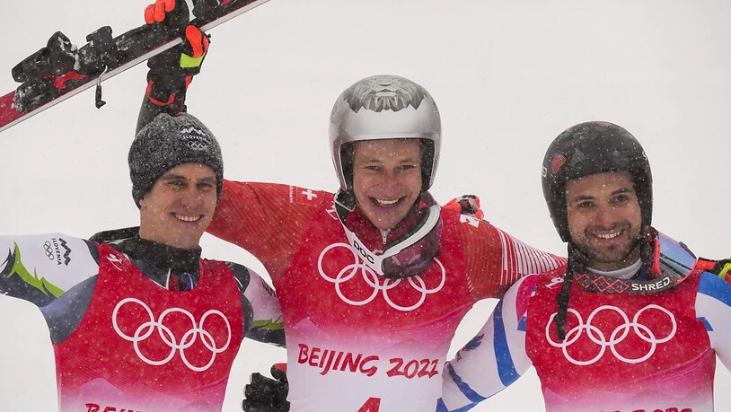 Marco Odermatt wird umrahmt vom zweitklassierten Slowenen Zan Kranjec (links) und dem Franzosen Mathieu Faivre