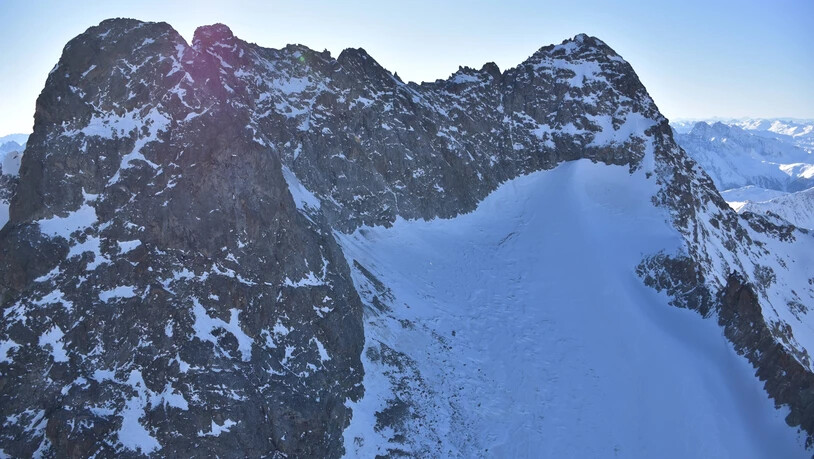 Hohe Felswand: Ein Wanderer stürzt am Piz Kesch über 200 Meter in die Tiefe und stirbt.