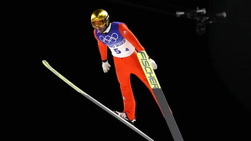 Killian Peier  als Schlussspringer der Schweizer bei seinem letzten Wettkampf an den Spielen in Peking. Erneut kam der Romand nicht an seine Top-Leistungen heran.