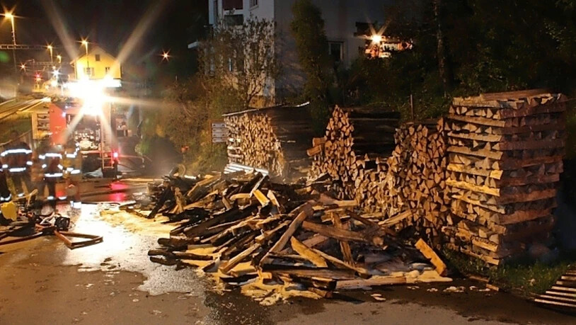 24. April 2015: Nördlich des Bahnhofs in Mitlödi brennt eine Holzbeige.