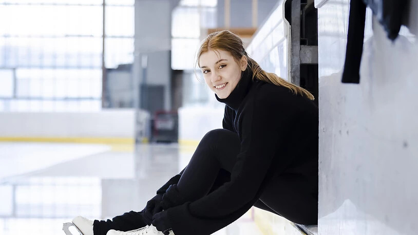 Alexia Paganini posiert in der Kunsteisbahn Oerlikon