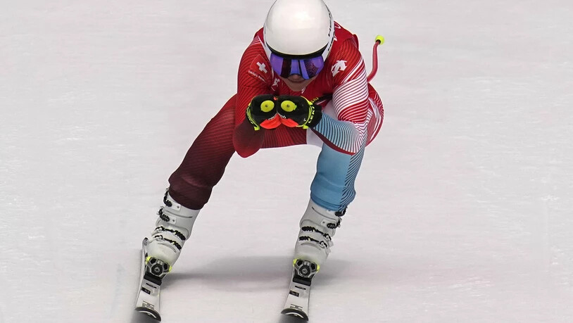 Corinne Suter in perfekter Hocke unterwegs zu Gold, das sie sich gegenüber Sofia Goggia im untersten Teil auf einer Gleitpassage sicherte