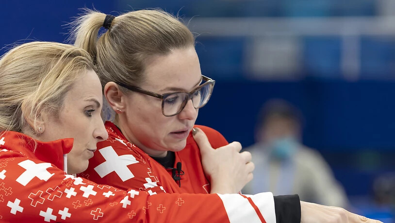 Viel Gesprächsstoff für Skip Silvana Tirinzoni (links) und Alina Pätz