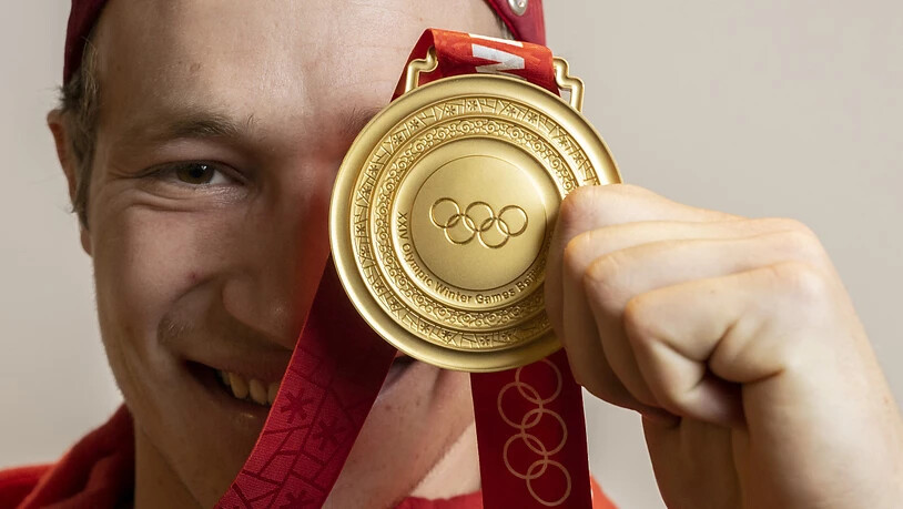 Marco Odermatt zeigt seine Goldmedaille, eine von vier in China durch die Schweizer Alpinen gewonnenen