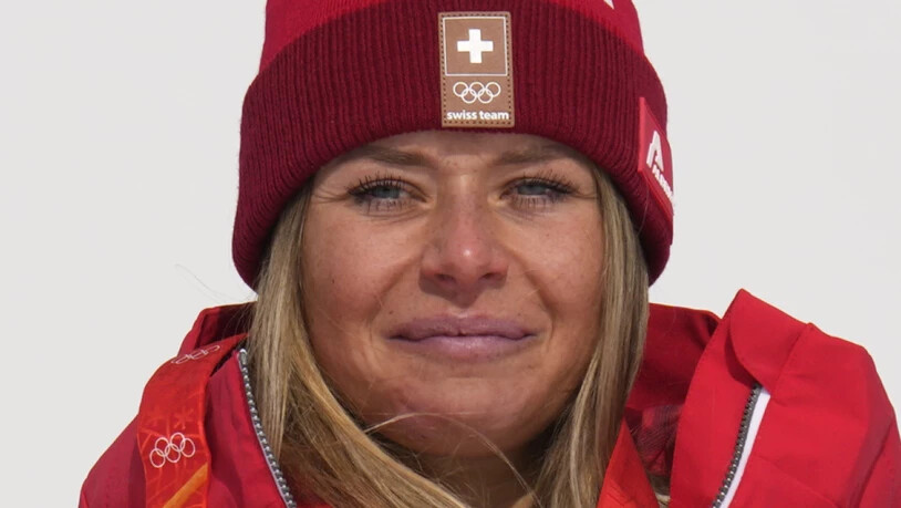 Eine emotionale Corinne Suter bei der Siegerehrung. Peking ist der Höhepunkt ihrer Karriere, die vor drei Jahren so richtig Fahrt aufgenommen hat