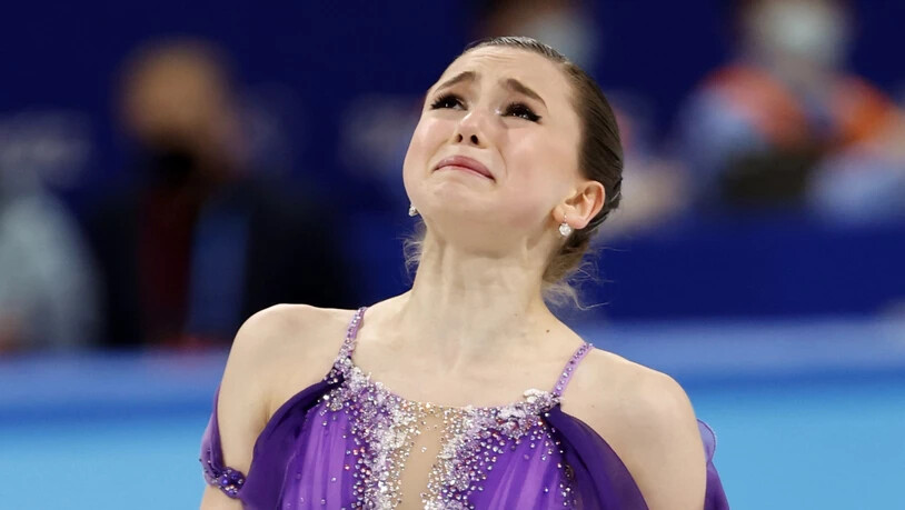 Nach ihrem Auftritt kann die russische Topfavoritin Kamila Waljewa ihre Emotionen nicht zurückhalten