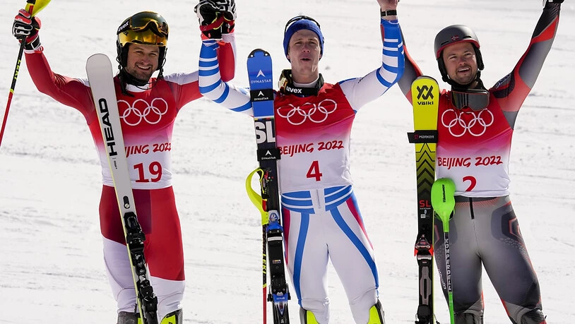 Das Siegertrio im Slalom der Männer: links der Österreicher Johannes Strolz, der zur Halbzeit noch in Führung lag, in der Mitte Olympiasieger Clément Noël und rechts der drittklassierte Norweger Sebastian Foss-Solevaag