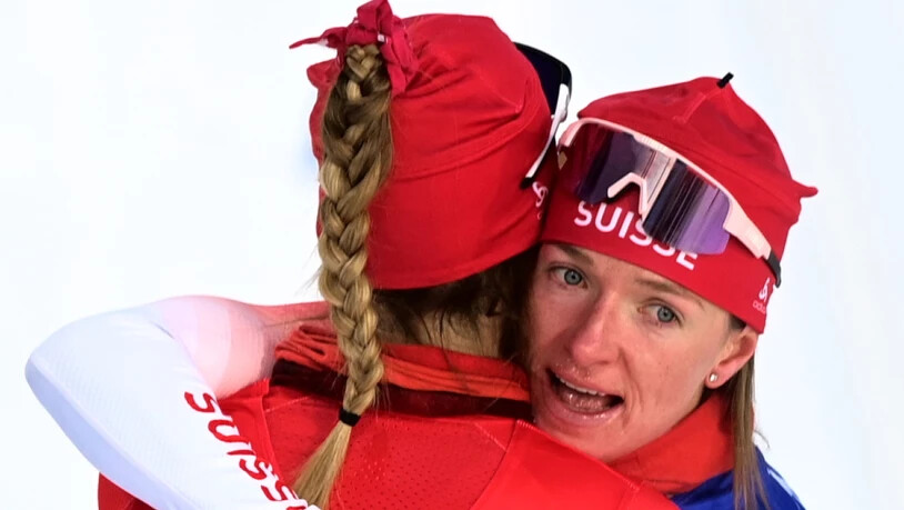 Umarmung trotz Enttäuschung: Laurien van der Graaff (links) und Nadine Fähndrich verpassen im Teamsprint eine Medaille deutlich