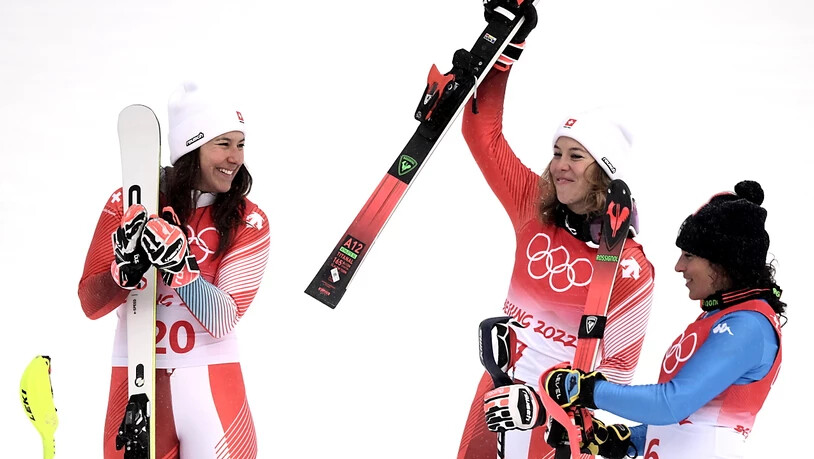 Olympiasiegerin Michelle Gisin jubelt, links strahlt Wendy Holdener, rechts Bronzemedaillen-Gewinnerin Federica Brignone