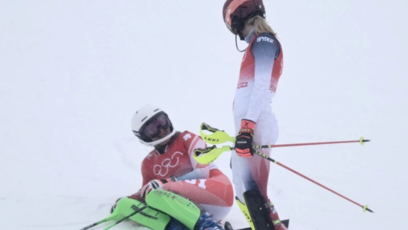 Die im Schnee liegende Schweizerin Priska Nufer diskutiert mit der ebenfalls im Slalom ausgeschiedenen Topfavoritin Mikaela Shiffrin