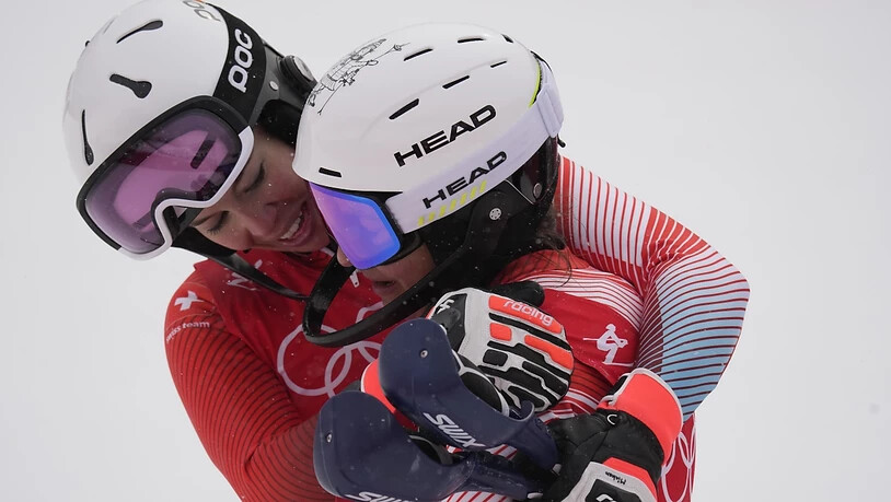 Michelle Gisin umarmt Wendy Holdener, die im Zielraum mitverfolgen musste, wie sie von ihrer Teamkollegin von der Spitze verdrängt wird