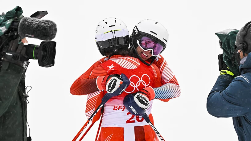 Michelle Gisin und Wendy Holdener umarmen sich im Zielraum unmittelbar nach Gisins Slalom-Fahrt, mit welcher sie Holdener an der Spitze des Klassements ablöste