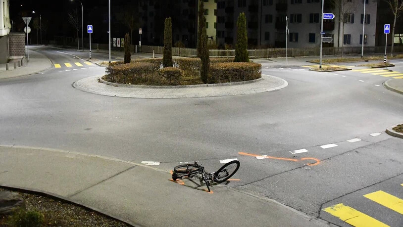 Unglück am frühen Morgen: Um 5.15 Uhr ist ein Velofahrer mit einem Auto zusammengestossen.